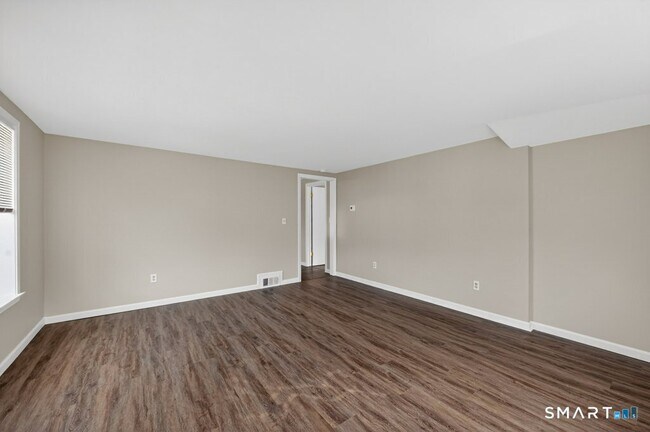 Building Photo - 121 Milldale Ave