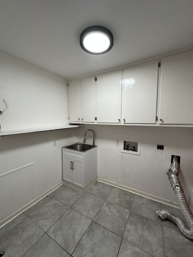 Building Photo - 211 Uecker Dr