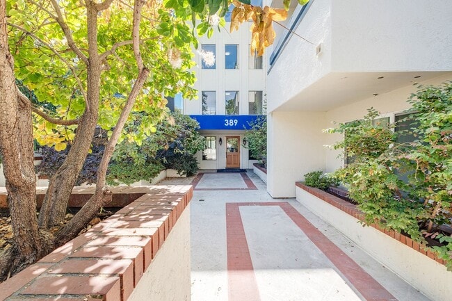 Building Photo - Advent - Low Deposit W/ Laundry & Parking!