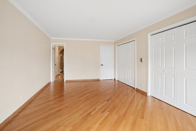 Building Photo - 400 Ascot Dr