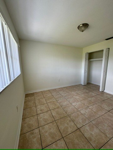 Building Photo - 230 SW 47th Ter