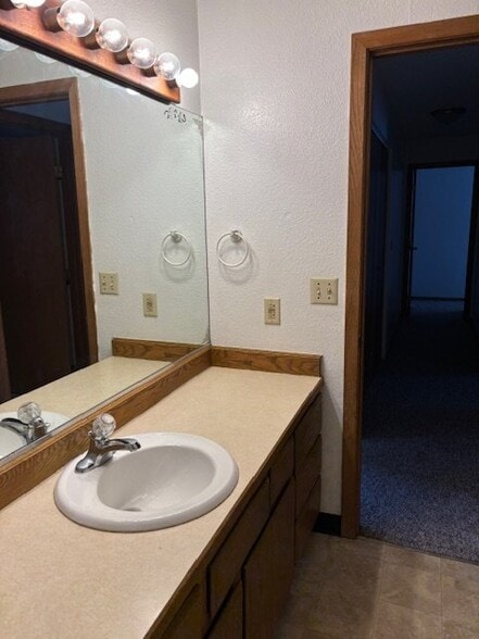 Building Photo - 1180 Golden Dawn Cir