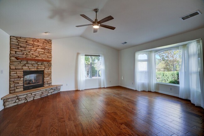 Building Photo - Extra spacious 3 bed 2 bath home in Kingsw...