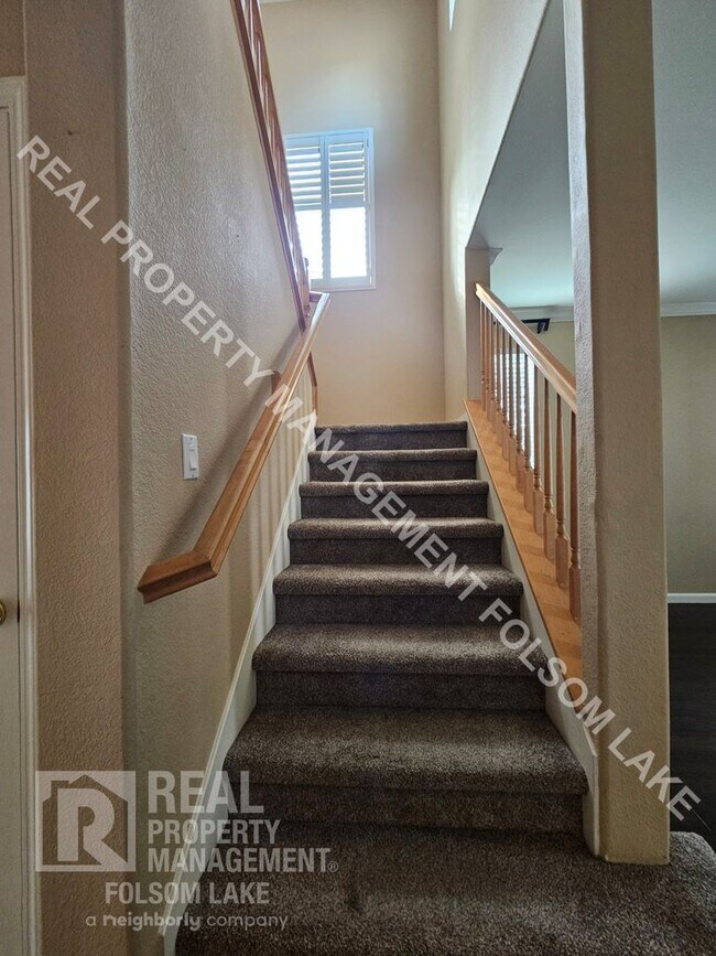 Building Photo - Lincoln Crossing Gated Community 3-Bedroom...