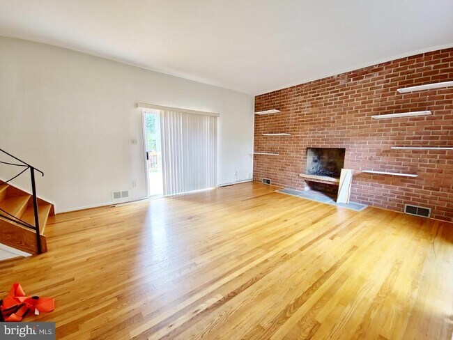 Primary Photo - 8 Gruenther Ct