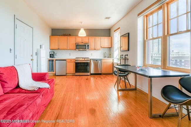 Building Photo - 218 2nd Ave