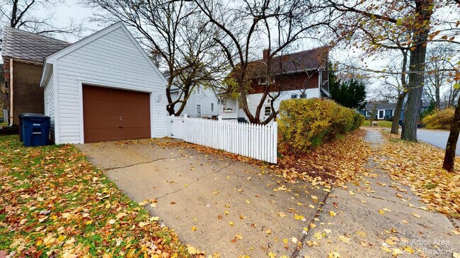 Building Photo - 1705 Jackson Ave