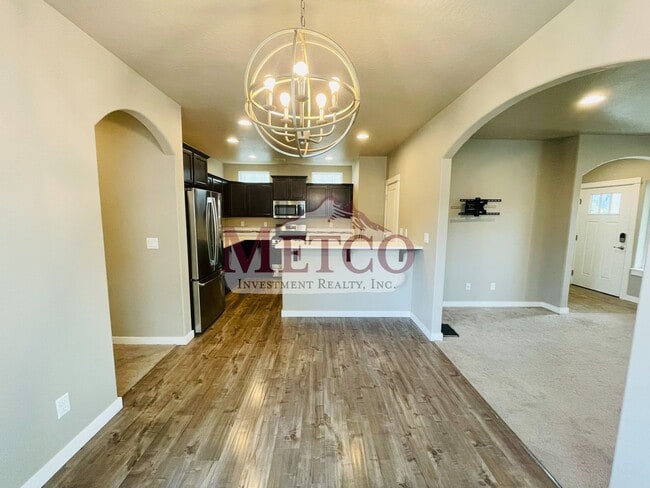 Building Photo - Beautiful Coburg 3 Bed / 2.5 Bath Crafstma...