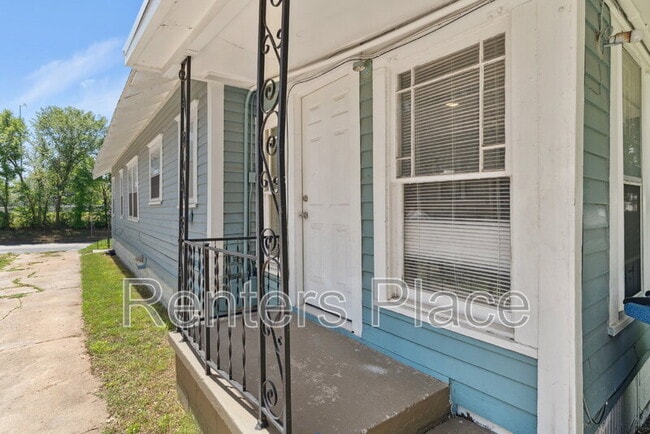 Building Photo - 1719 E 13th Pl