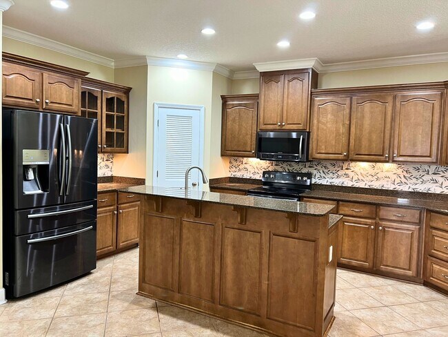 Building Photo - Rare find! 4/2 in Laurel Island