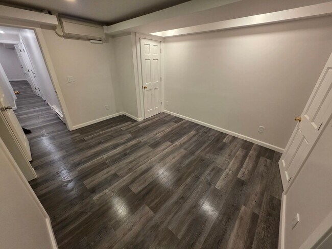 Building Photo - Newly Renovated 3 Bedroom Apartment - Poug...