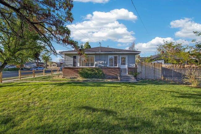 Building Photo - Welcome to Reno Nevada’s Biggest Little BnB !!