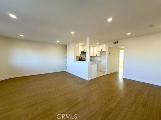 Building Photo - 620 S Lake St