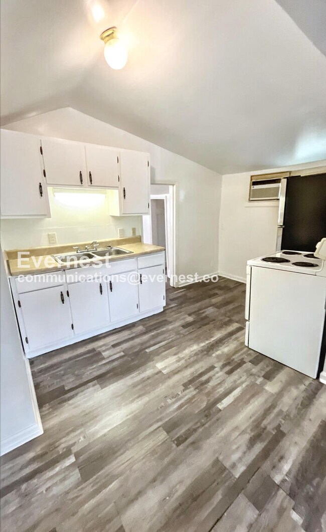 Building Photo - 413 N Moore Rd