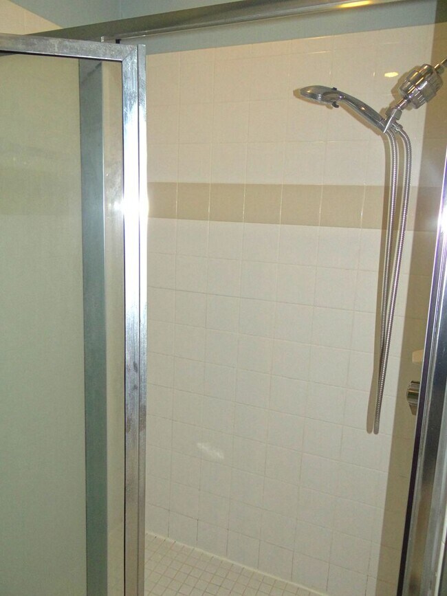 Building Photo - 2 bed/2.5 bath townhouse - 50% off 1st mon...