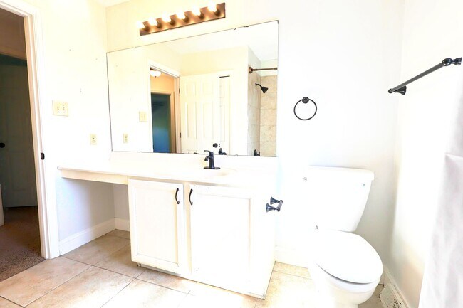 Building Photo - 5 Bed 3.5 Bath Chesterfield Charmer