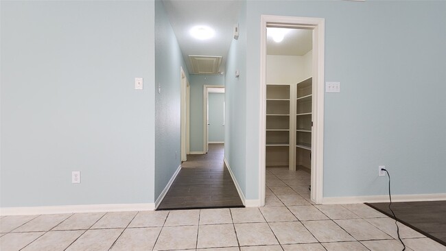 Building Photo - 2003 MacKenzie Way