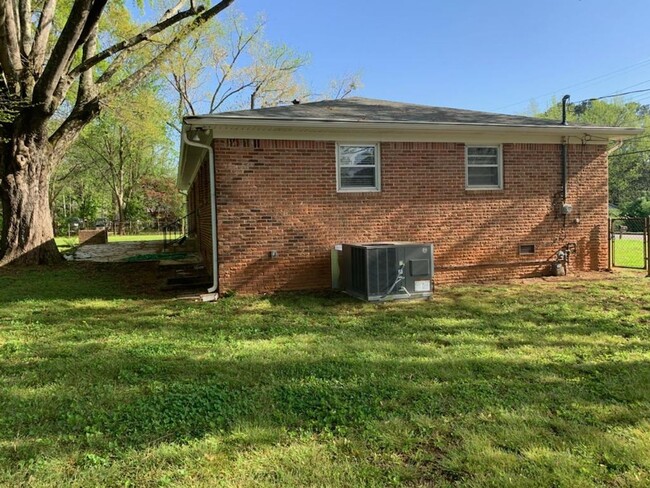 Building Photo - Full Brick 3 Bed 2 Bath Home in NW Huntsville