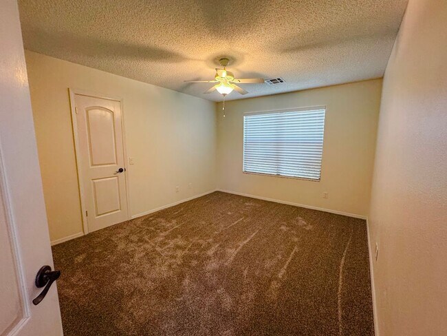 Building Photo - 544 Eagle Dr