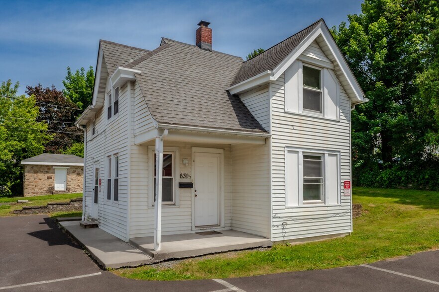Building Photo - 631 Main St