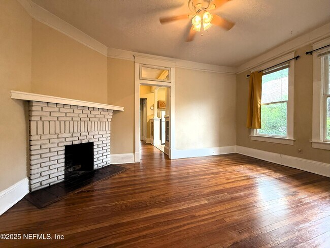 Building Photo - 2245 Myra St