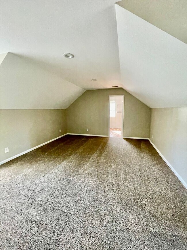Building Photo - Welcome to view, a charming 4-bedroom, 2-bathroom home located in the heart of Charlotte, NC.