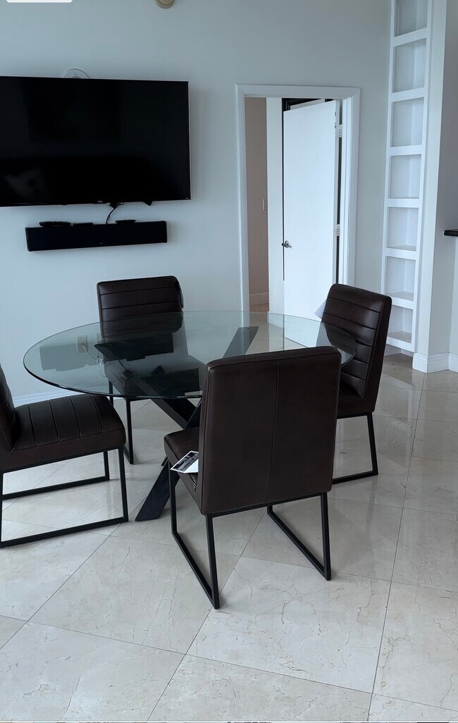 Building Photo - 6515 Collins Ave