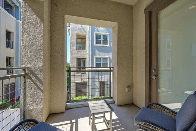 Building Photo - 2 Bed 2 Bath (plus a den) Gala Condo