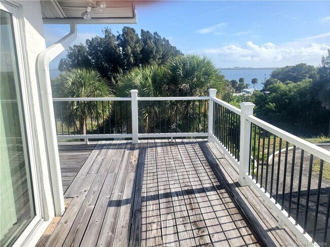 Building Photo - 4203 NE Skyline Dr