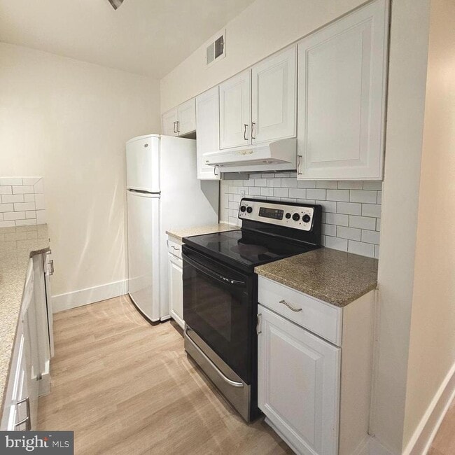 Building Photo - 5821 Royal Ridge Dr