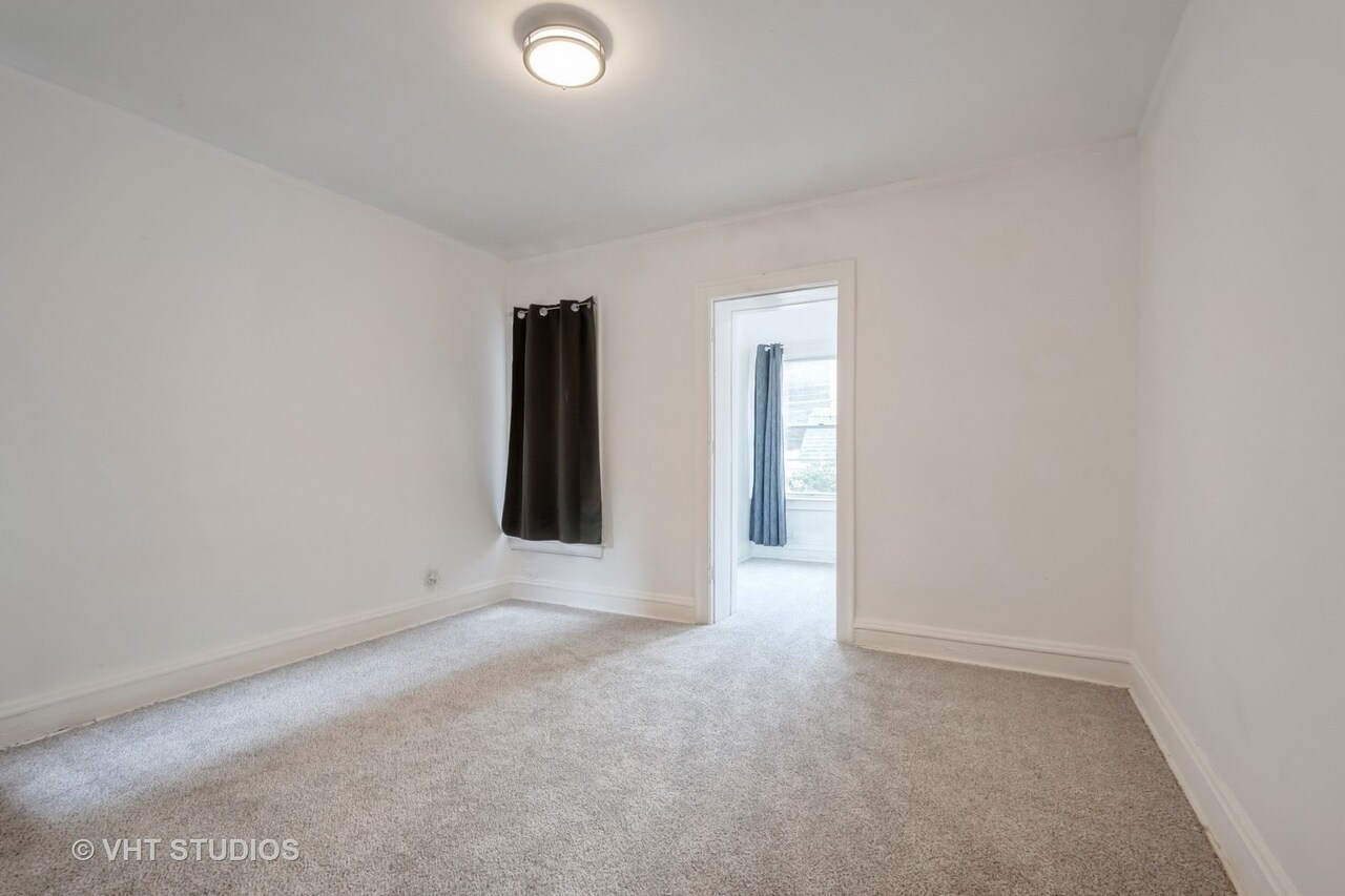 Bed 1 - 6335 N Claremont Ave