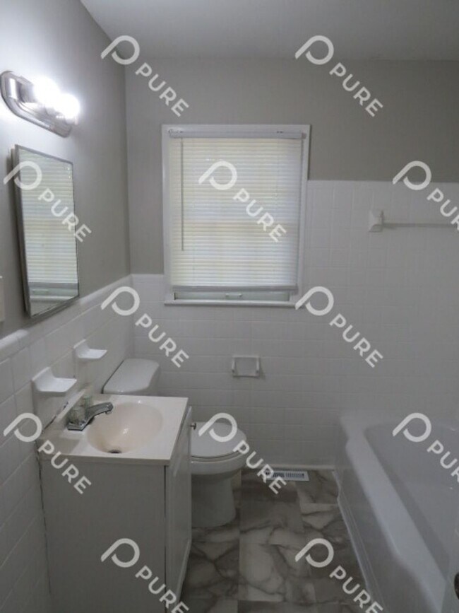 Building Photo - 2217 Linde St NW