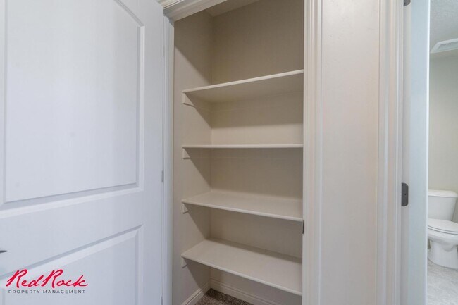 Building Photo - Charming 3 bedroom Townhome. 2 Community Pools!