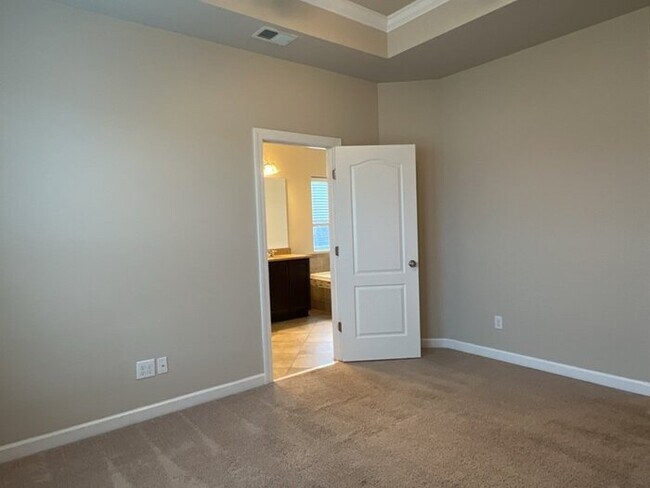 Building Photo - 579 Crossland Dr