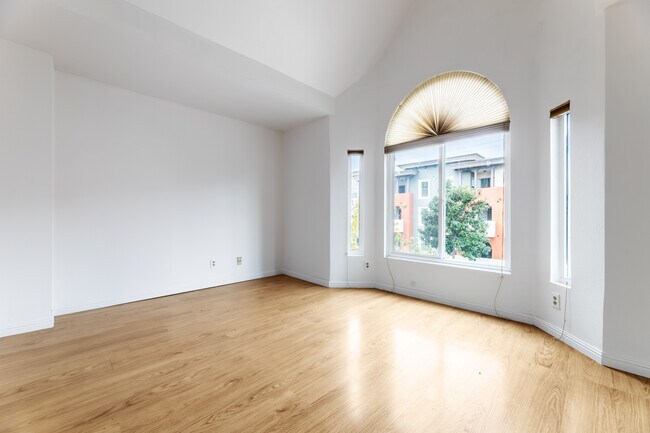 Building Photo - 4744 Ben Ave