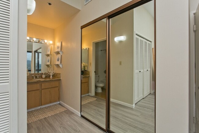 Building Photo - PENTHOUSE 2 Bed, 2 Bath, 2 Parking