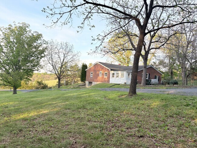 Building Photo - 772 St James Rd