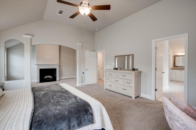 Building Photo - 707 Navan Ln