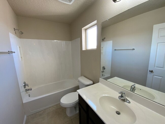 Building Photo - 3 Bedroom Home Available Near Unser Blvd NW & Rainbow Blvd NW!