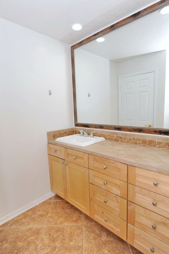 Building Photo - 3 Bedroom Townhouse - $2800/mo - ANNUAL RE...
