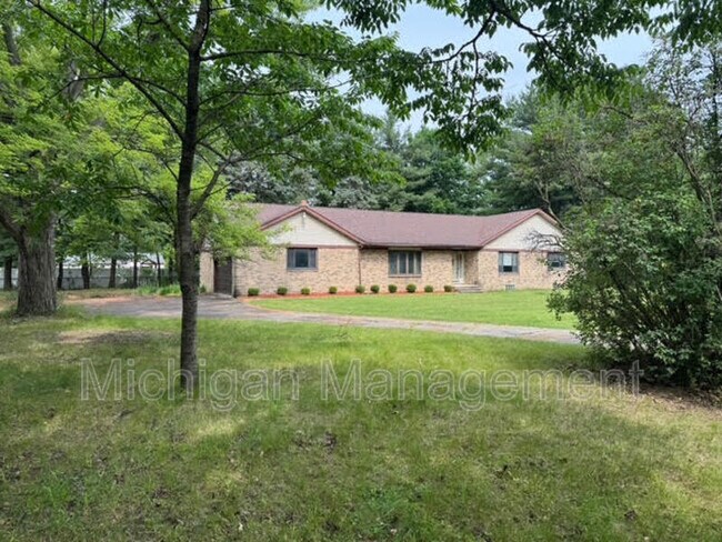 Building Photo - 40250 Pinetree Dr