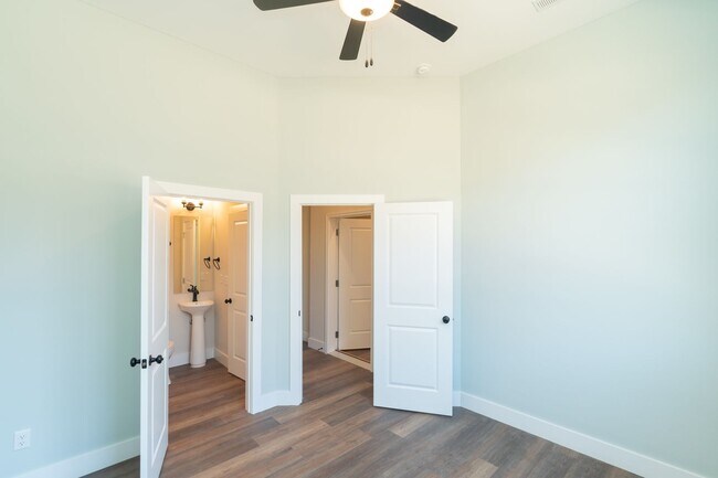 Building Photo - Modern 4 Bedroom Townhome in Southside Chattanooga