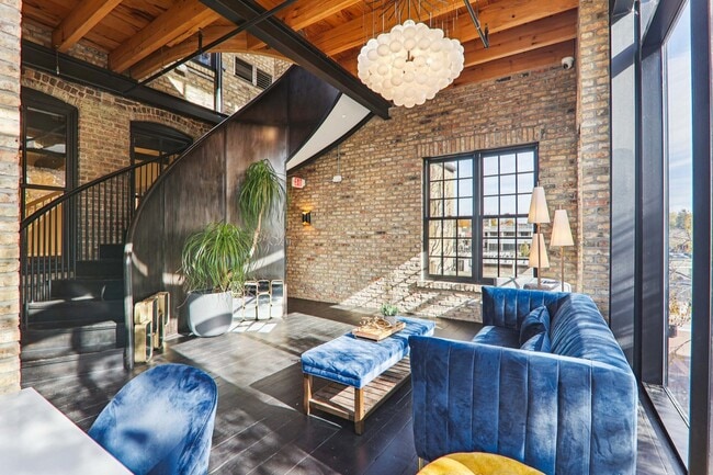 Building Photo - 107 W Main St