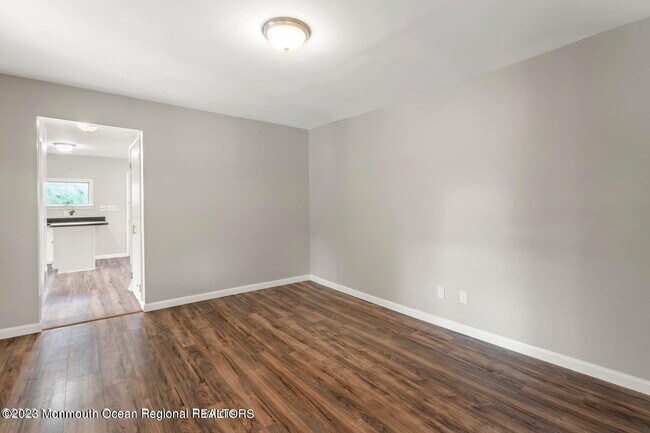 Building Photo - 292 Middle Rd