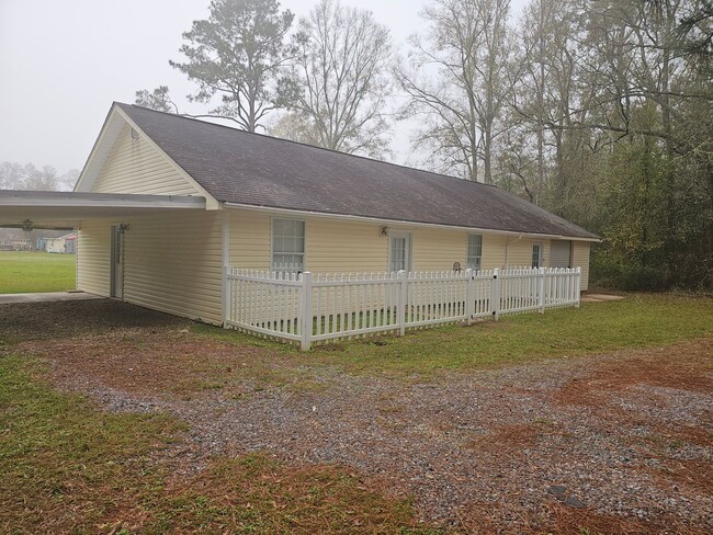 Building Photo - Country Living Close to the City