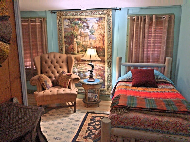 Second bedrom with Twin size bed - 111 Causeway Rd