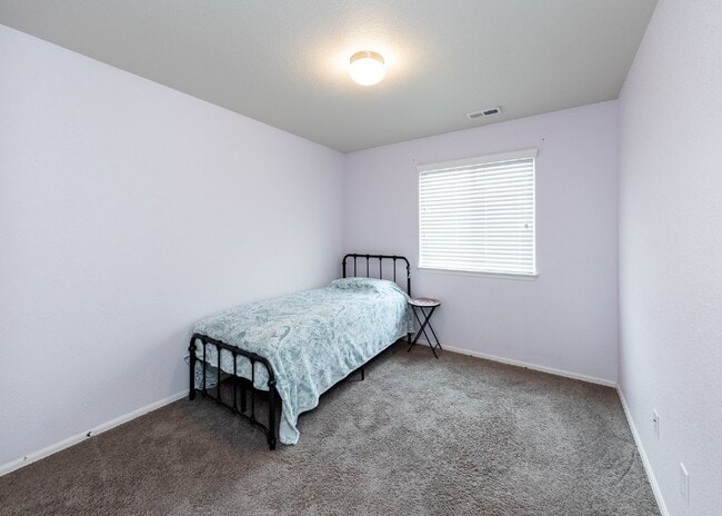 Building Photo - Spacious townhome with low maintenance.