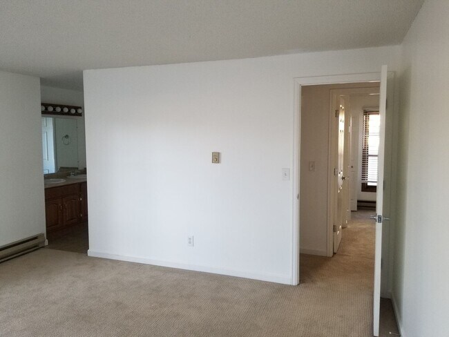 Building Photo - 4B/2B Home with Attached Garage in Longmont Ready for June!