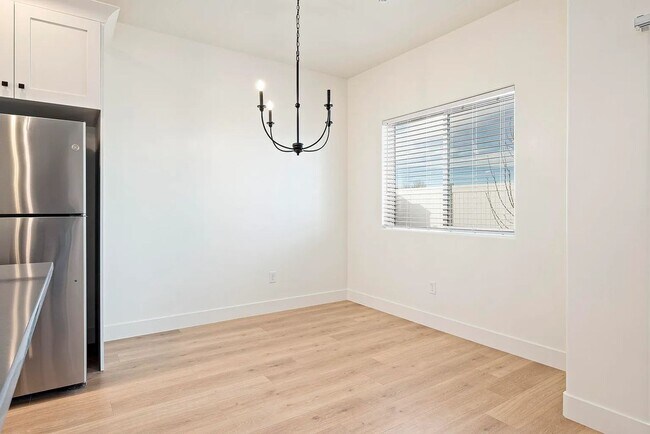 Building Photo - Charming Cedar City 3 Bedroom Townhome!