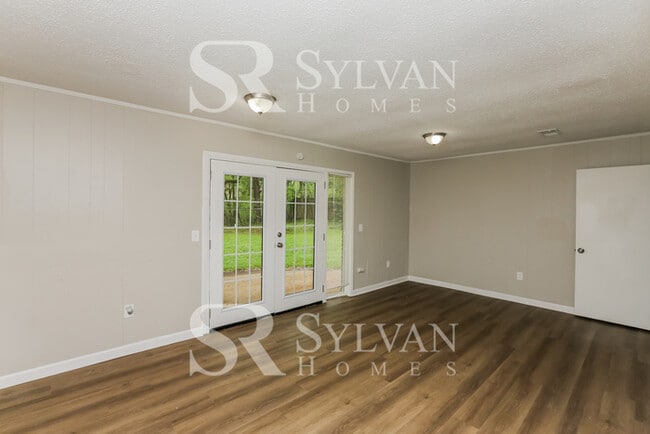 Building Photo - Step into this stunning 3-bedroom, 2-bathr...